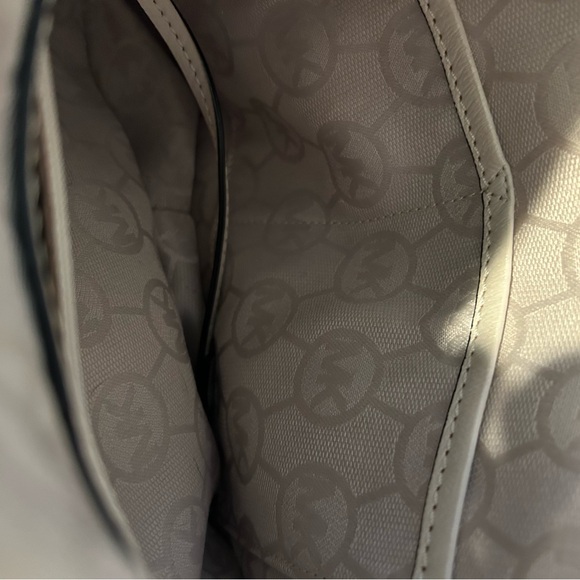 Michael Kors Pocket Book - Picture 14 of 16